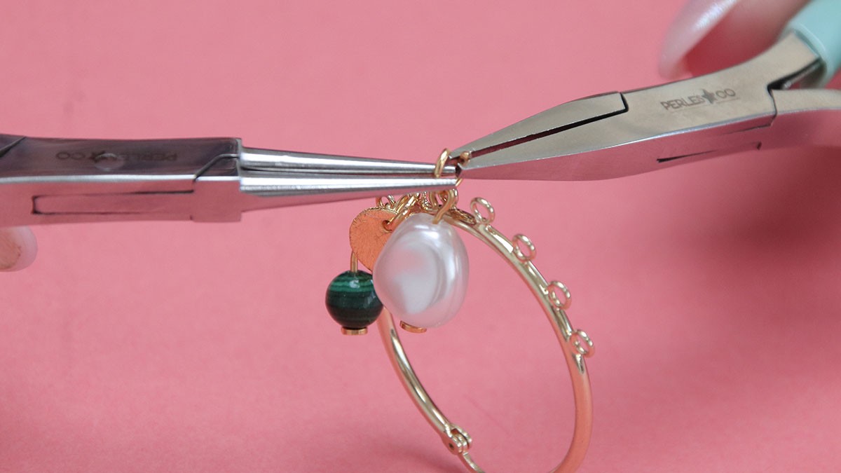 Pendientes de aro con múltiples dijes y piedras naturales : Paso 6 Pendientes de aro con múltiples dijes y piedras naturales : Paso 6