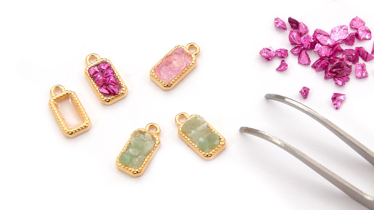 Pendientes de resina con trocitos de piedra y vidrio triturado : Paso 1