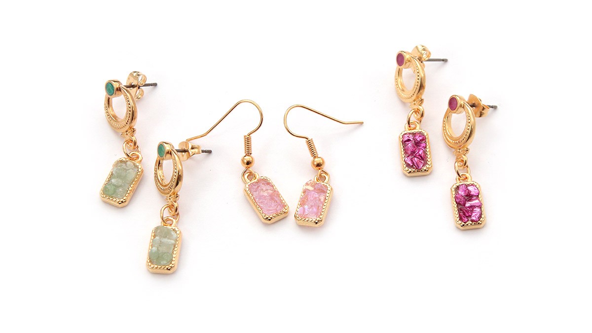 Pendientes de resina con trocitos de piedra y vidrio triturado : Paso 3