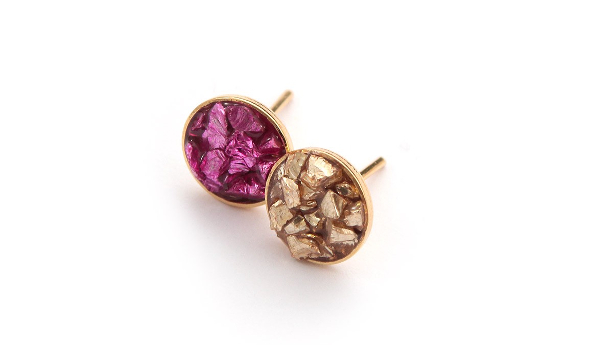 Pendientes de resina con trocitos de piedra y vidrio triturado : Paso 4