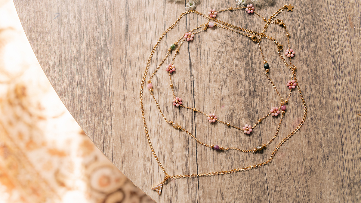 Collares con piedras naturales y colgantes de letras