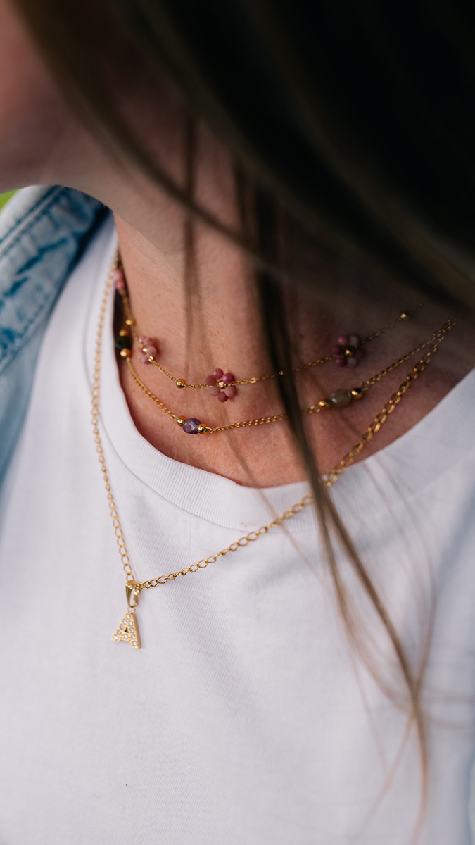 Collares con piedras naturales y colgantes de letras