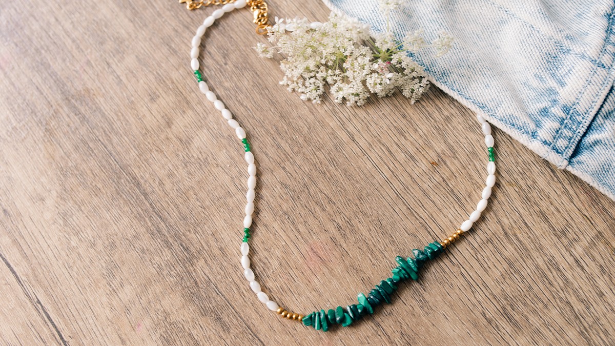 Collar de perlas y chips