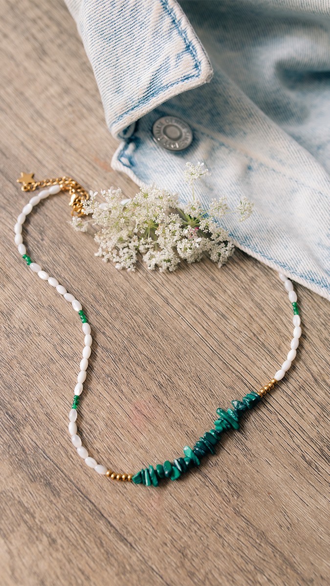 Collar de perlas y chips