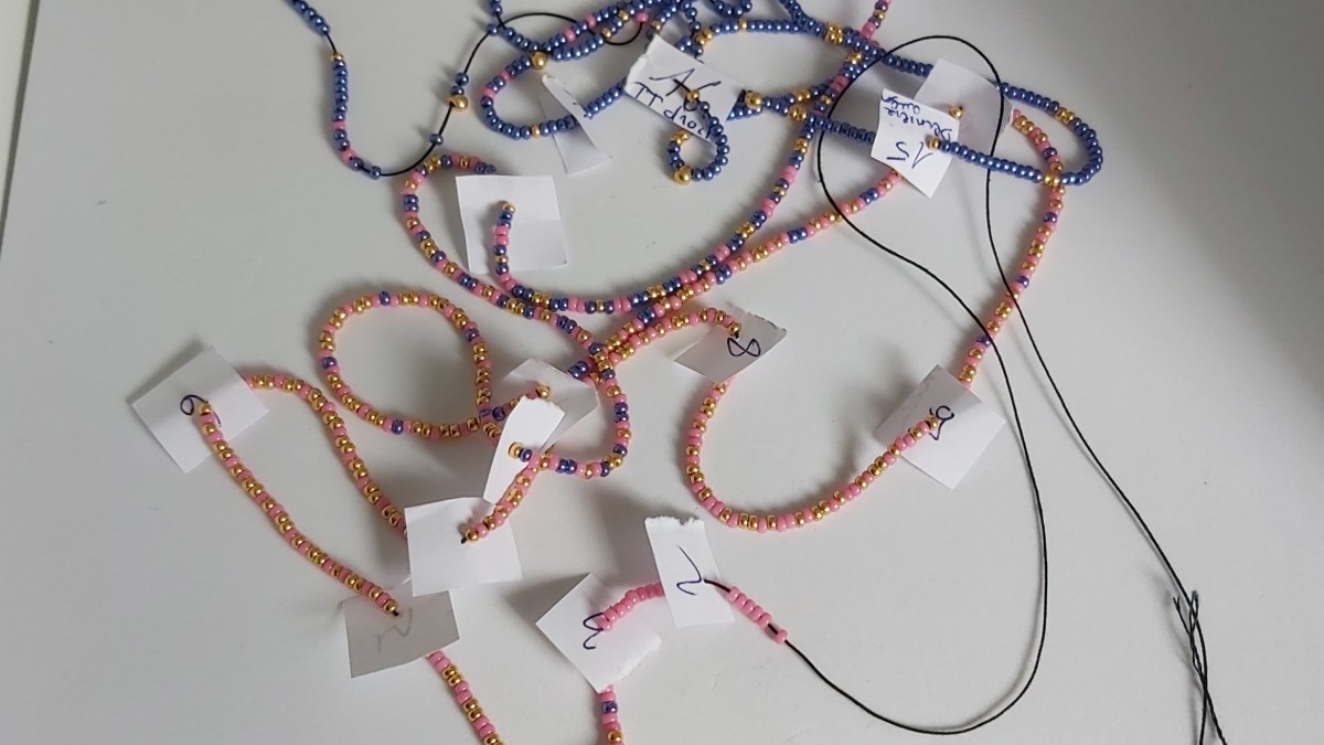 Adorno navideño de ganchillo en espiral azul y rosa : Paso 1