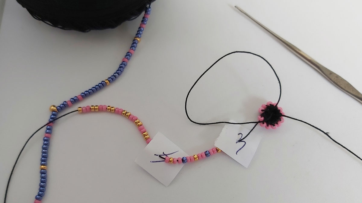 Adorno navideño de ganchillo en espiral azul y rosa : Paso 2