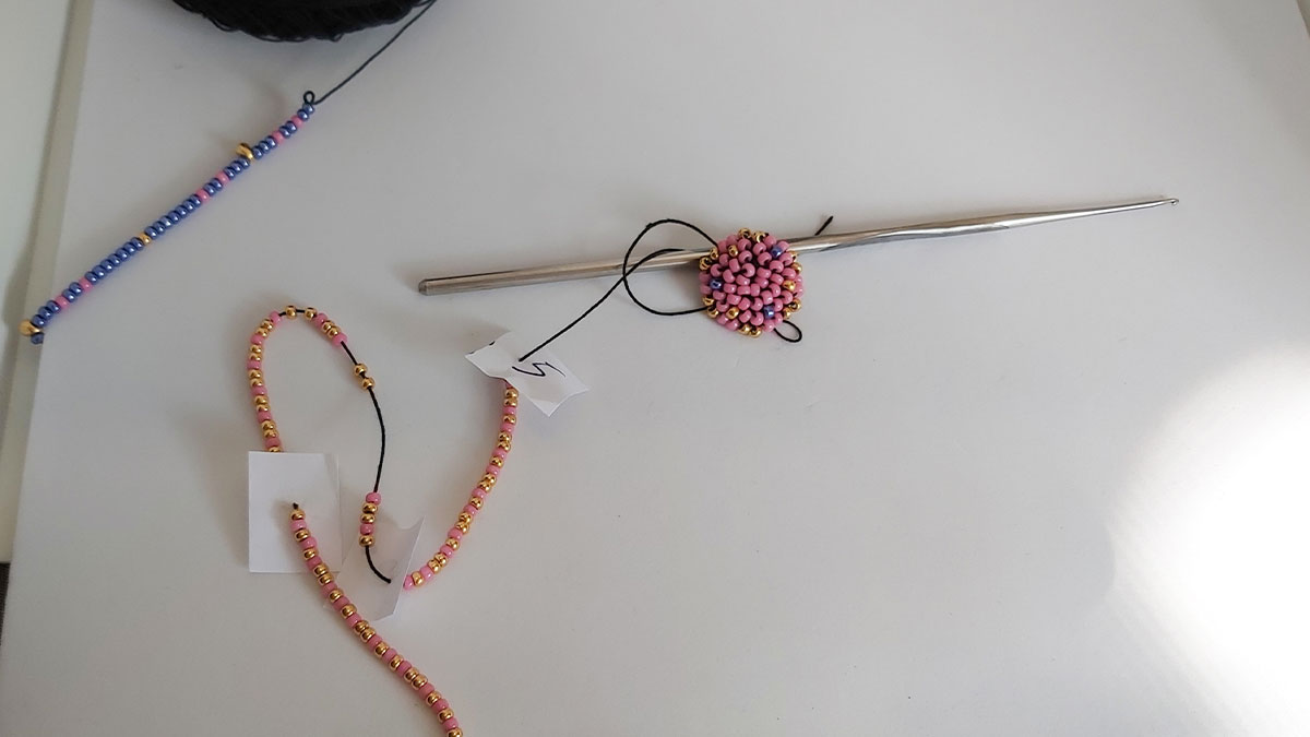 Adorno navideño de ganchillo en espiral azul y rosa : Paso 3