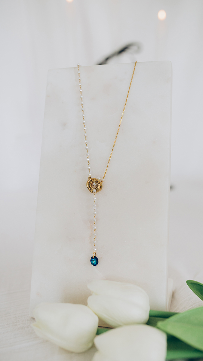 Collar en forma de Y con Cuentas nacaradas y cristal