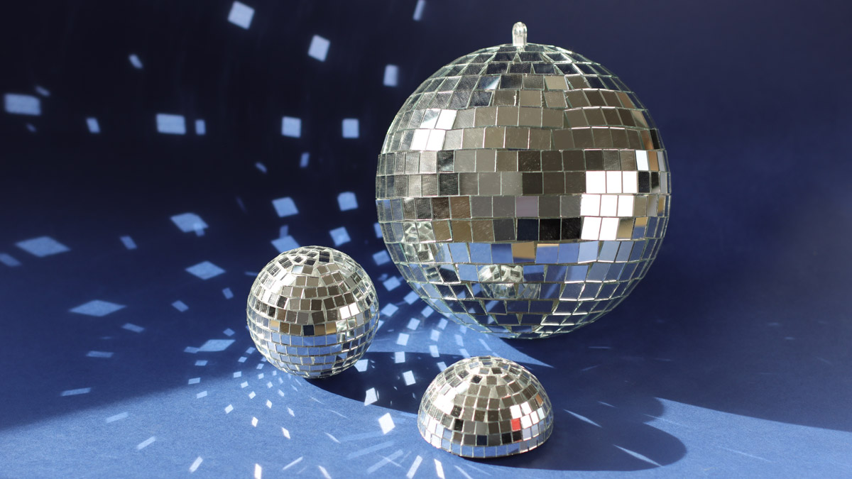 DIY Bolas facetadas con espejos autoadhesivos