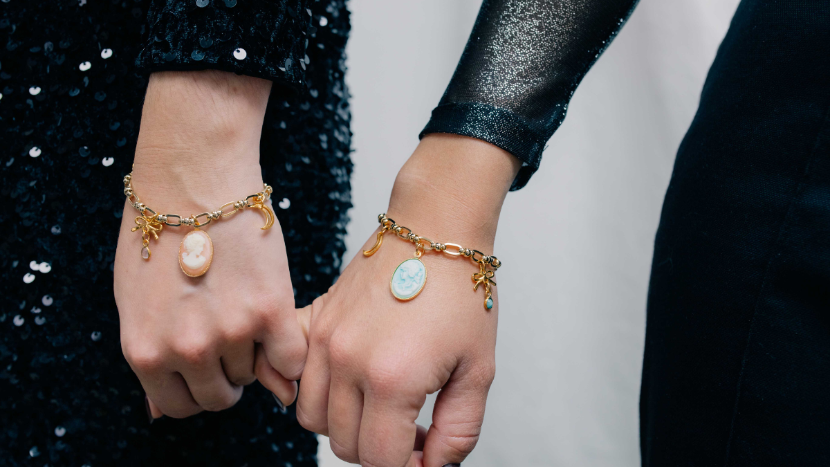 Bracelet maille dorée vintage avec breloques