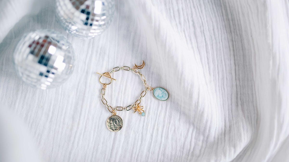 Esquema Pulsera vintage de malla dorada con dijes