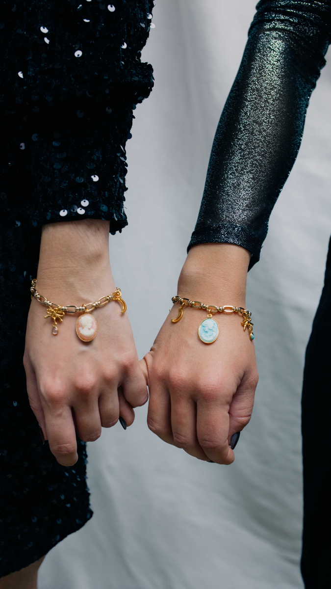 Esquema Pulsera vintage de malla dorada con dijes