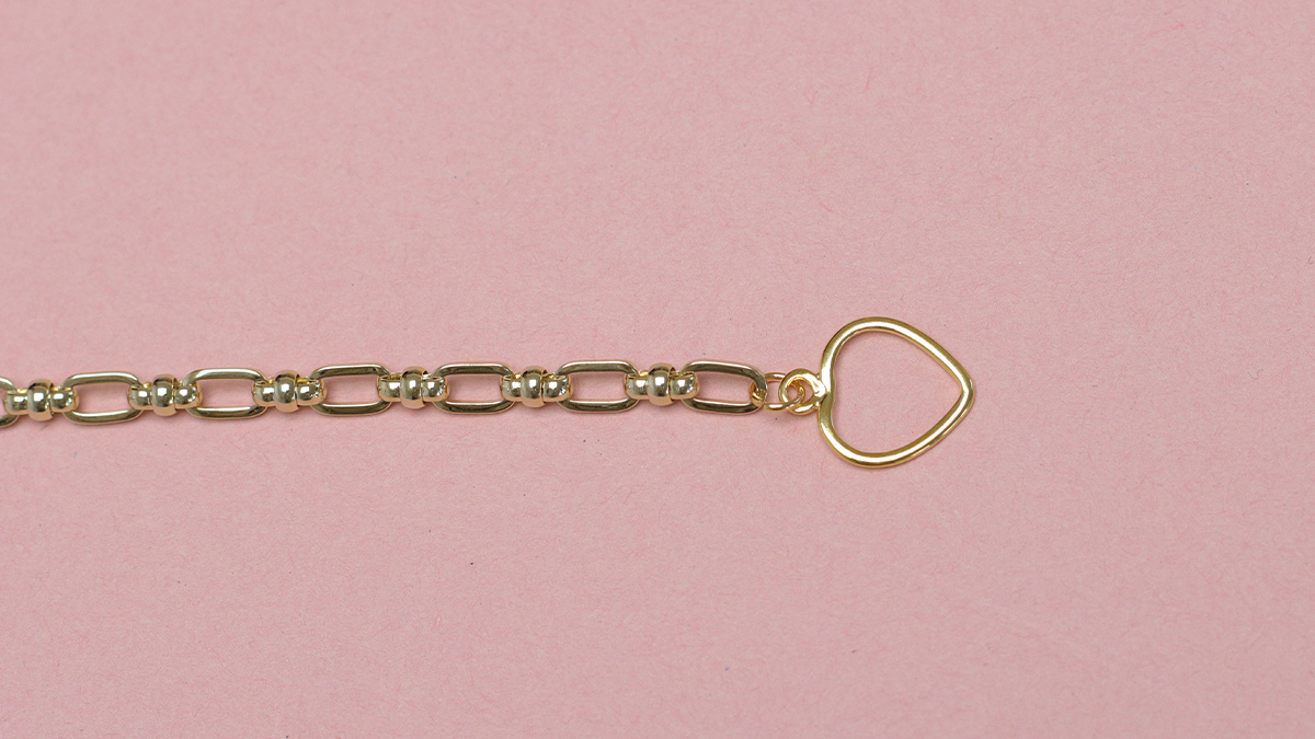 Pulsera vintage de malla dorada con dijes : Paso 4