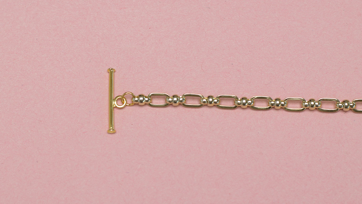 Pulsera vintage de malla dorada con dijes : Paso 5