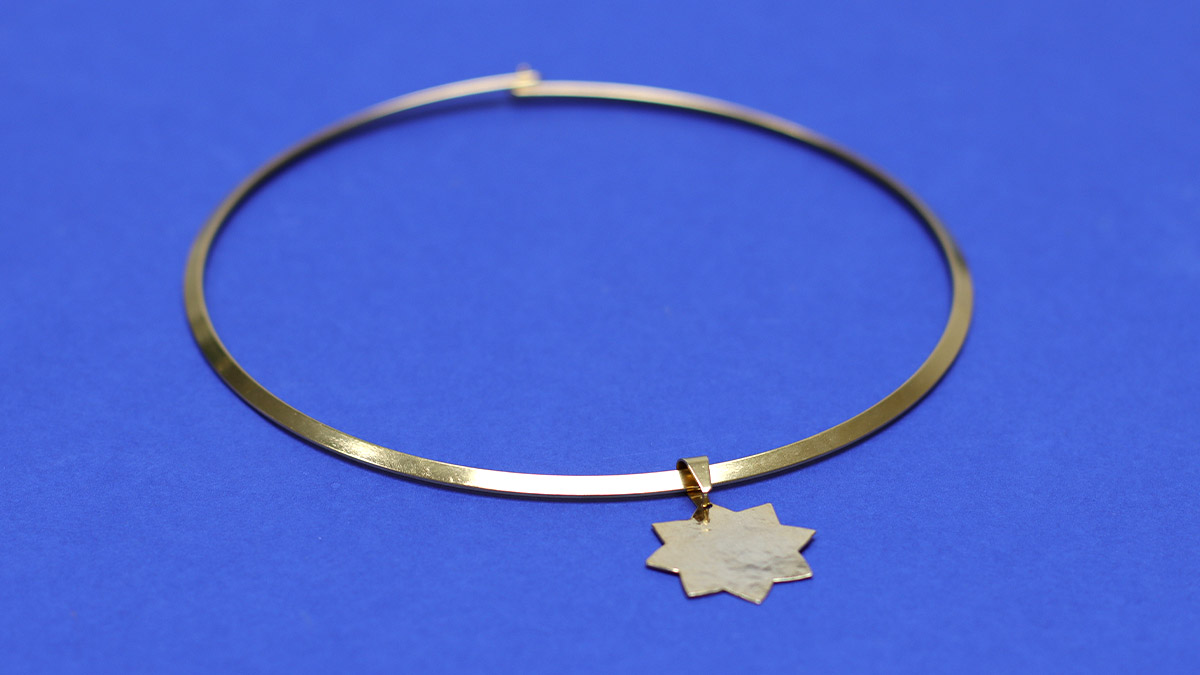 Esquema Gargantilla rígida con colgante Sol Esquema Gargantilla rígida con colgante Sol