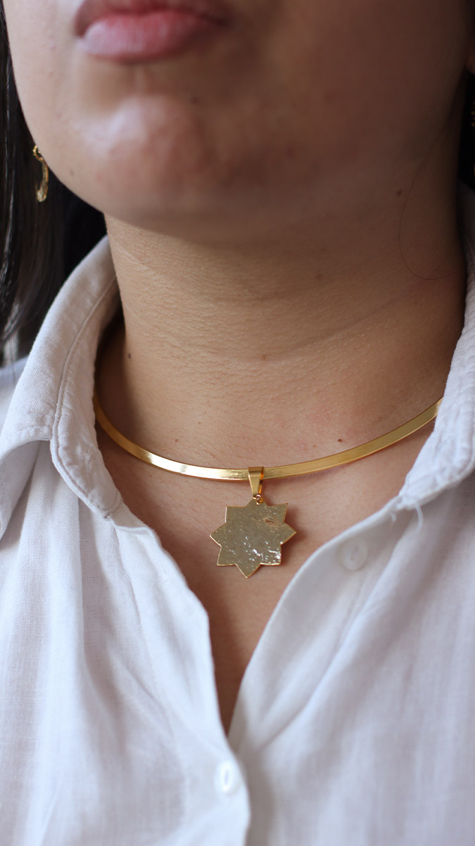 Esquema Gargantilla rígida con colgante Sol Esquema Gargantilla rígida con colgante Sol