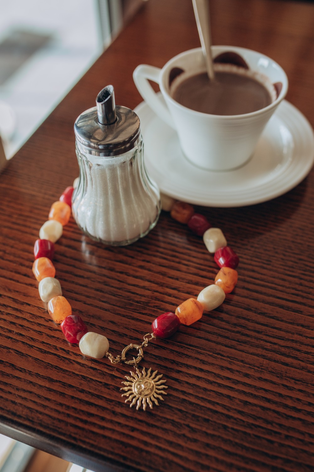 Esquema Collar XXL de perlas de colores con colgante sol