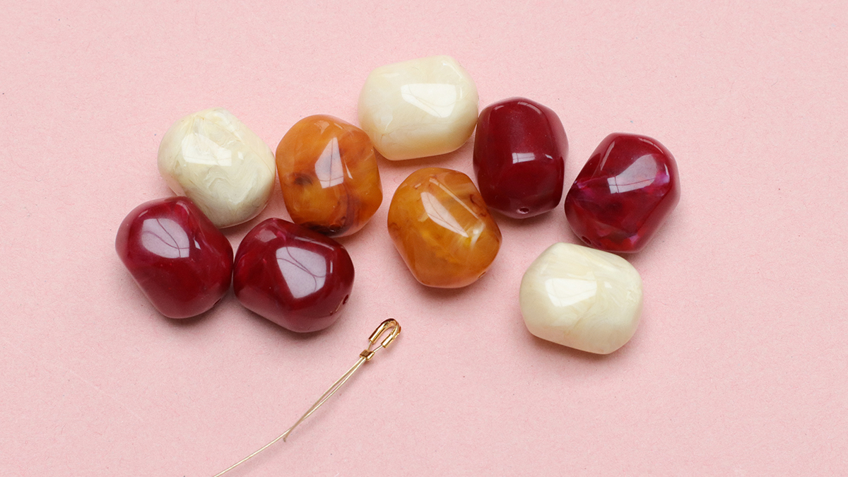 Collar XXL de perlas de colores con colgante sol : Paso 1