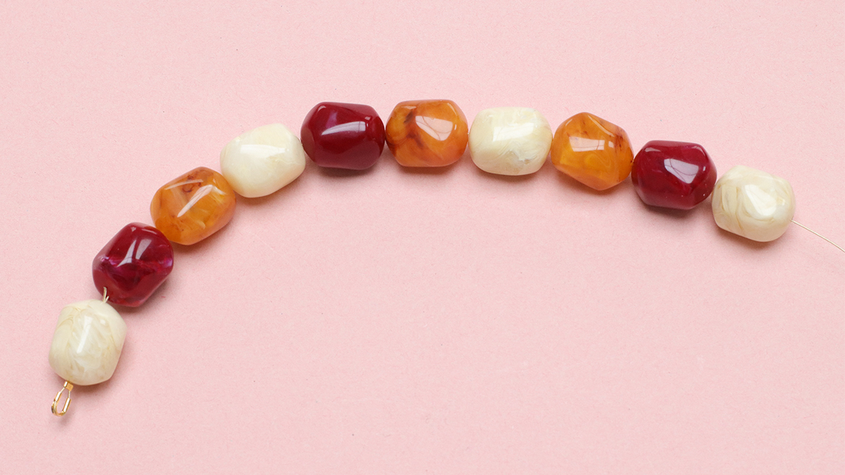 Collar XXL de perlas de colores con colgante sol : Paso 3