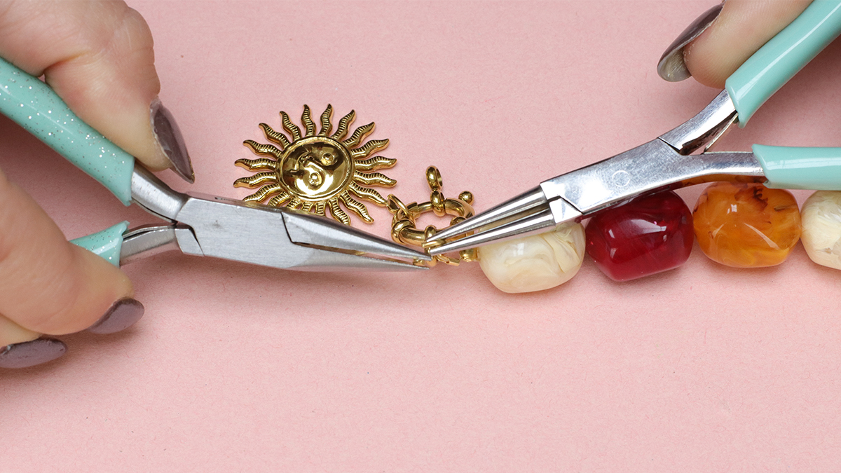 Collar XXL de perlas de colores con colgante sol : Paso 6