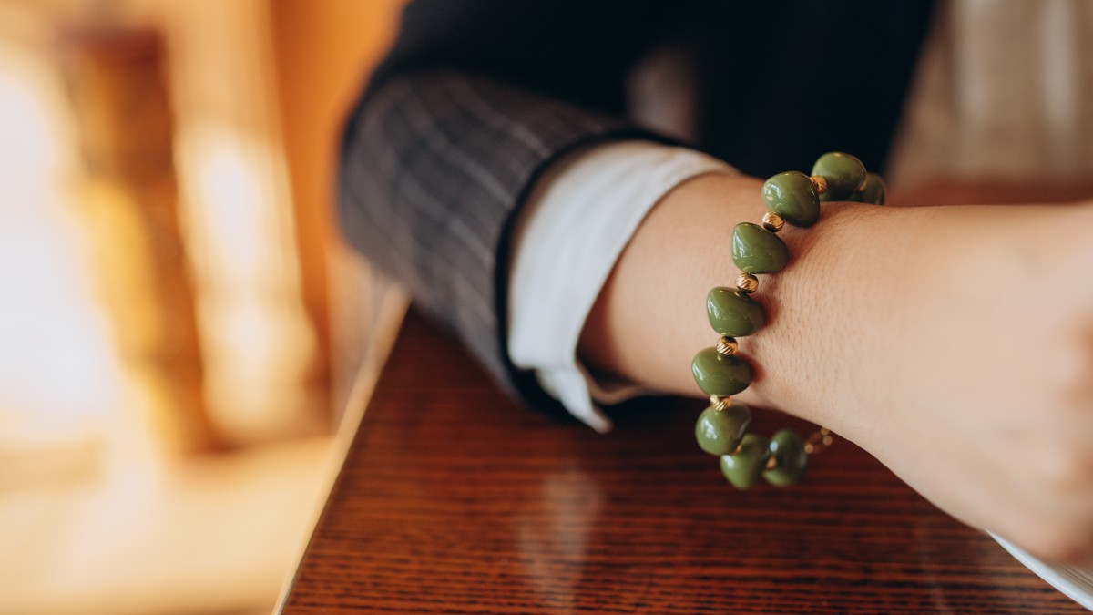 Esquema Pulsera de cuentas de resina caqui