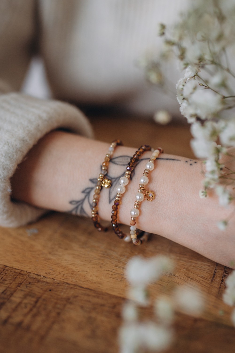 Pulseras marrones con piedras naturales y perlas facetadas