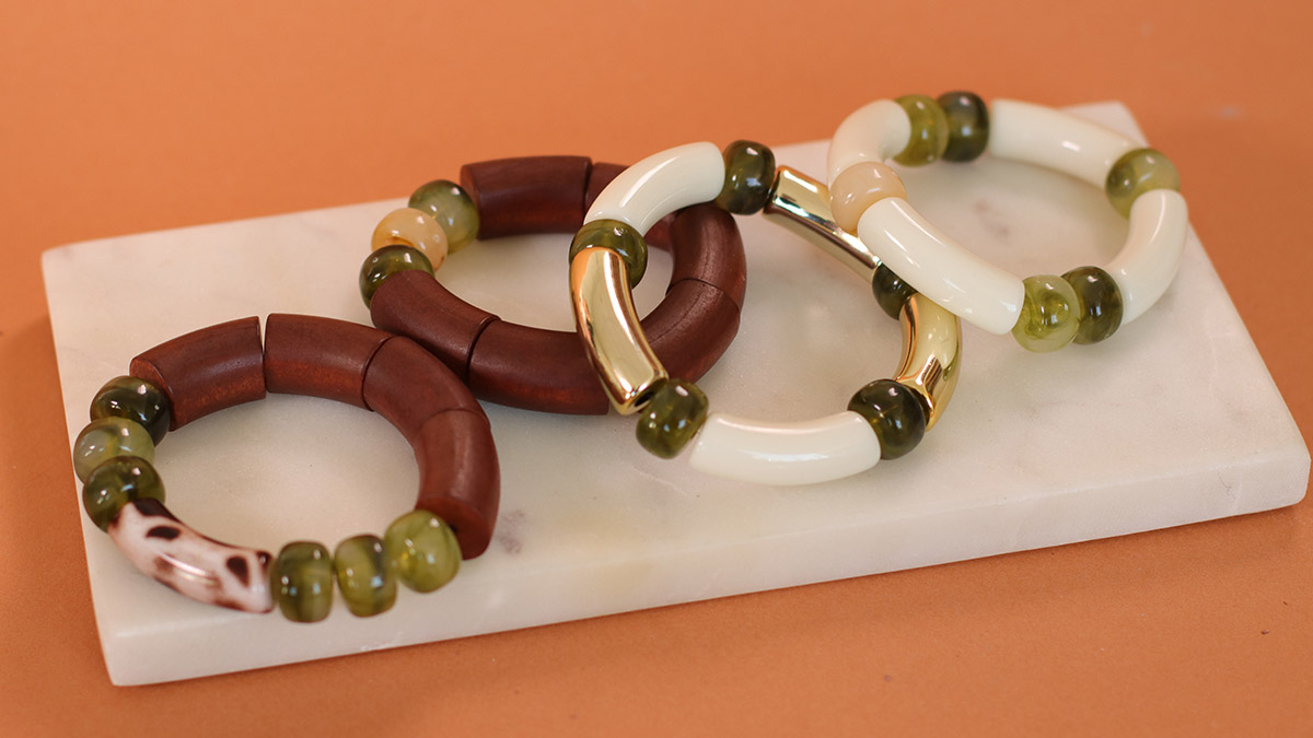 Pulseras de cuentas tubulares curvadas de leopardo y caqui : Paso 3