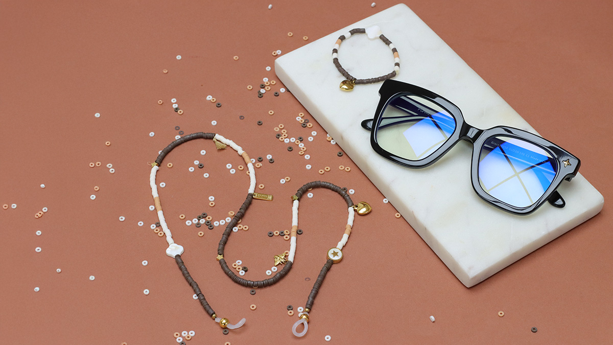 Esquema Cordón para gafas con cuentas de heishi en color Moca Mousse