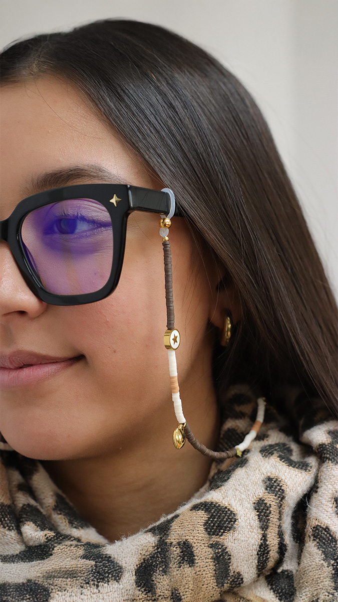 Cordón para gafas con cuentas de heishi en color Moca Mousse