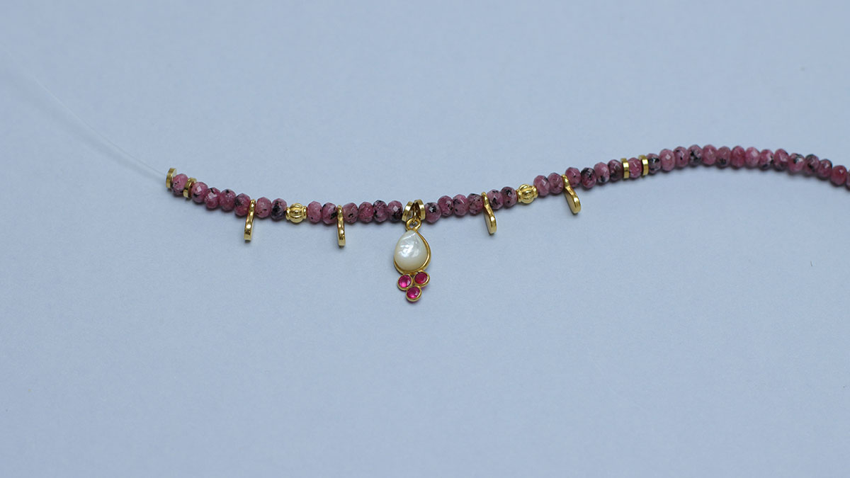 Collar de doble hilera de piedras naturales : Paso 4