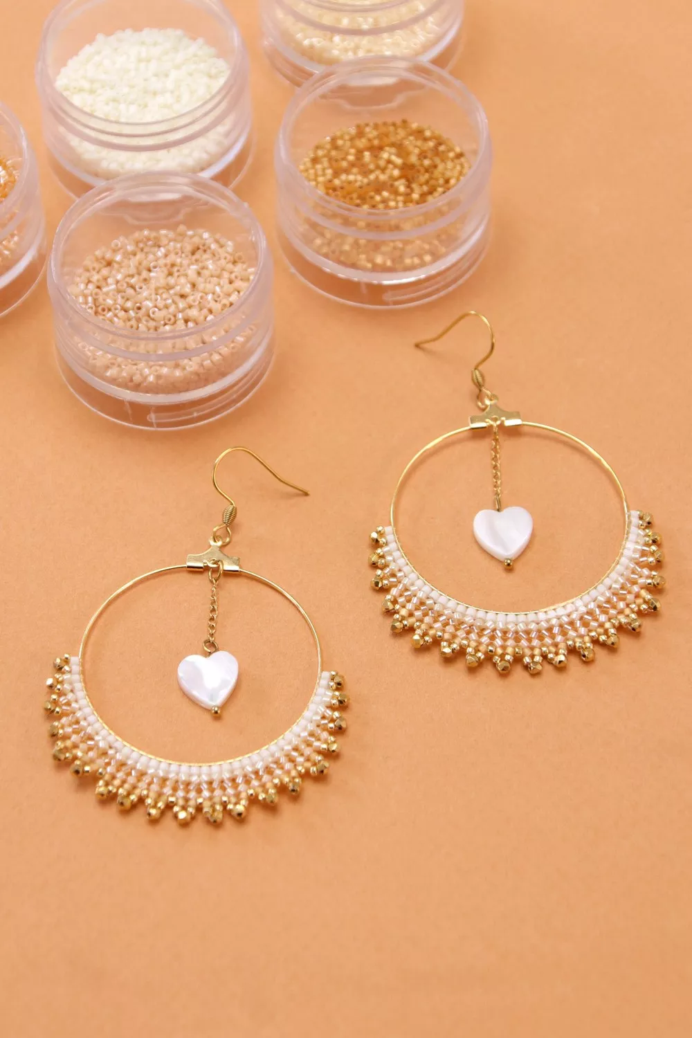 Esquema Pendientes de aro en espiga de miyuki y nácar Esquema Pendientes de aro en espiga de miyuki y nácar