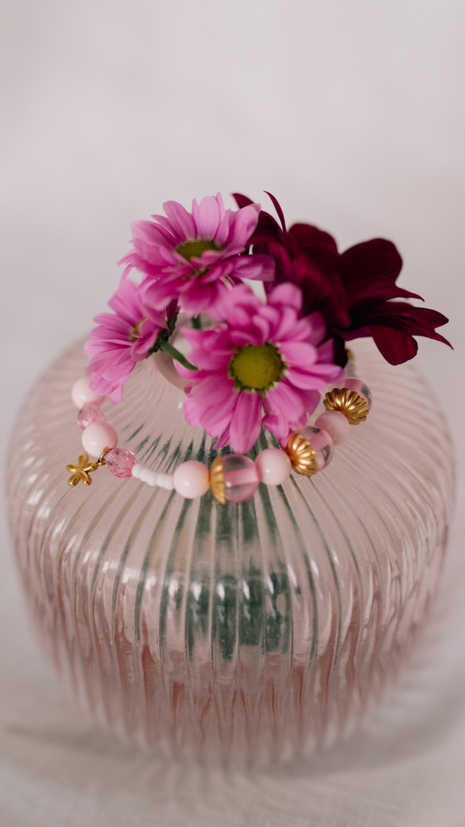 Esquema Pulsera rosa con cuentas de resina y Dije de flor