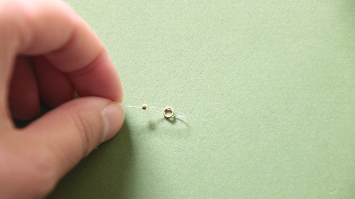 Pulsera rosa con cuentas de resina y Dije de flor : Paso 1