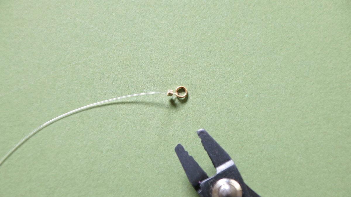 Pulsera rosa con cuentas de resina y Dije de flor : Paso 2