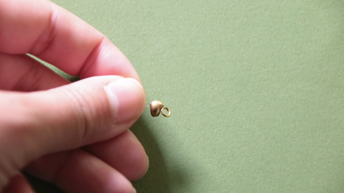 Pulsera rosa con cuentas de resina y Dije de flor : Paso 3