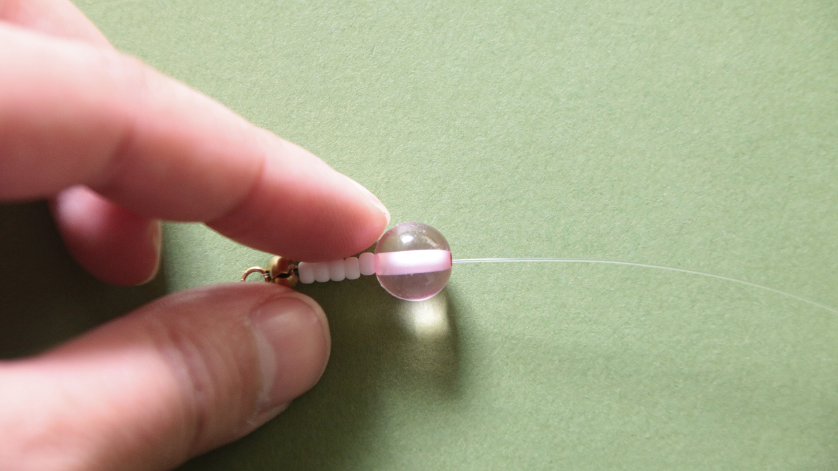 Pulsera rosa con cuentas de resina y Dije de flor : Paso 4