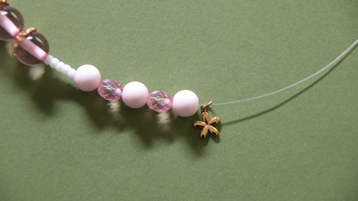 Pulsera rosa con cuentas de resina y Dije de flor : Paso 7