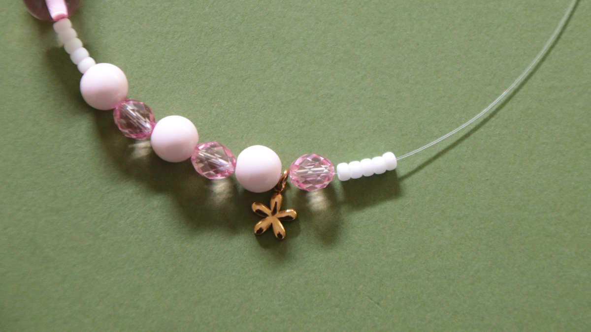 Pulsera rosa con cuentas de resina y Dije de flor : Paso 8