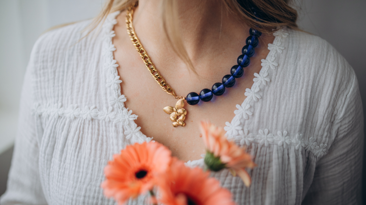 Collar con perlas grandes y colgante de mariposa