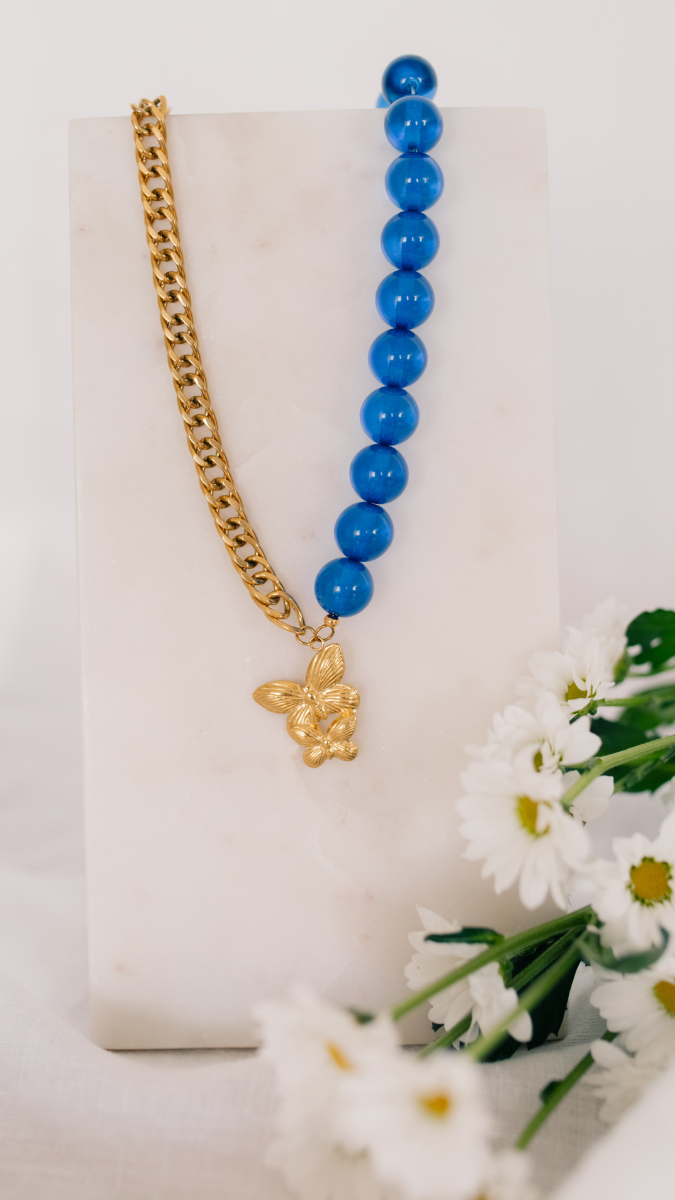Collar con perlas grandes y colgante de mariposa