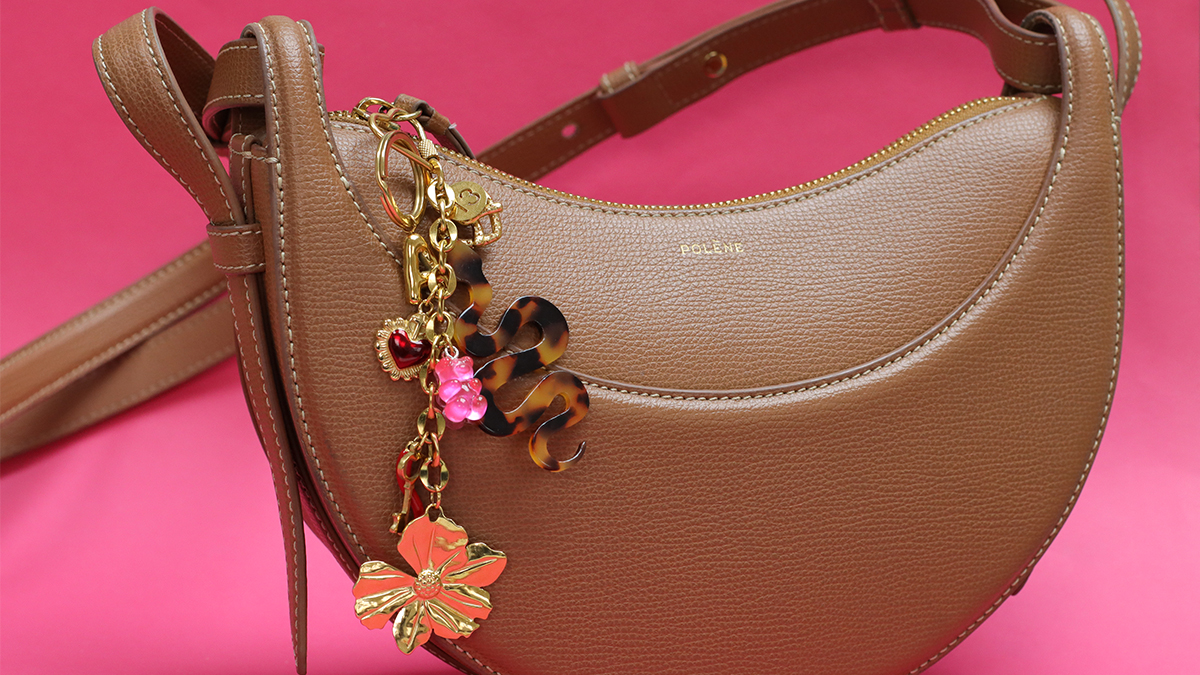 Esquema Bolso joya con colgante de letra y serpiente