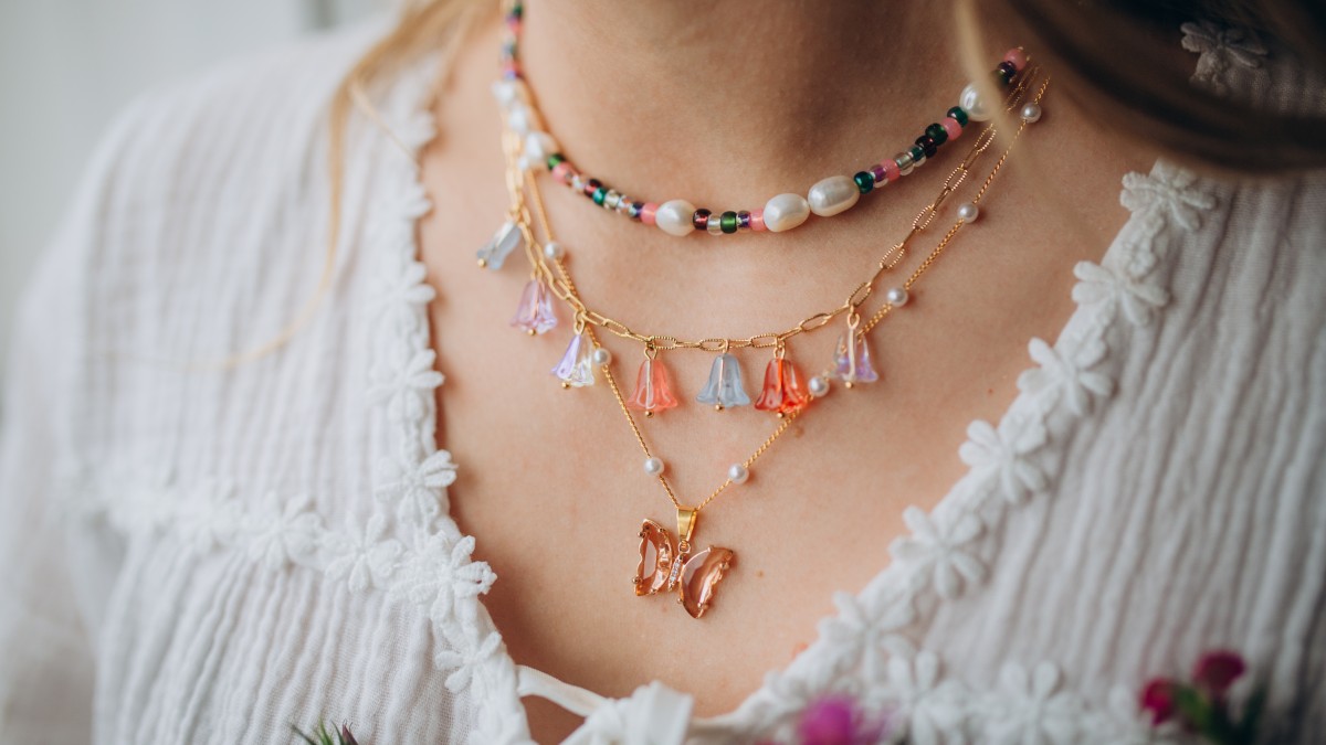 Collares rosa y verde con colgante de mariposa y cuentas de flores