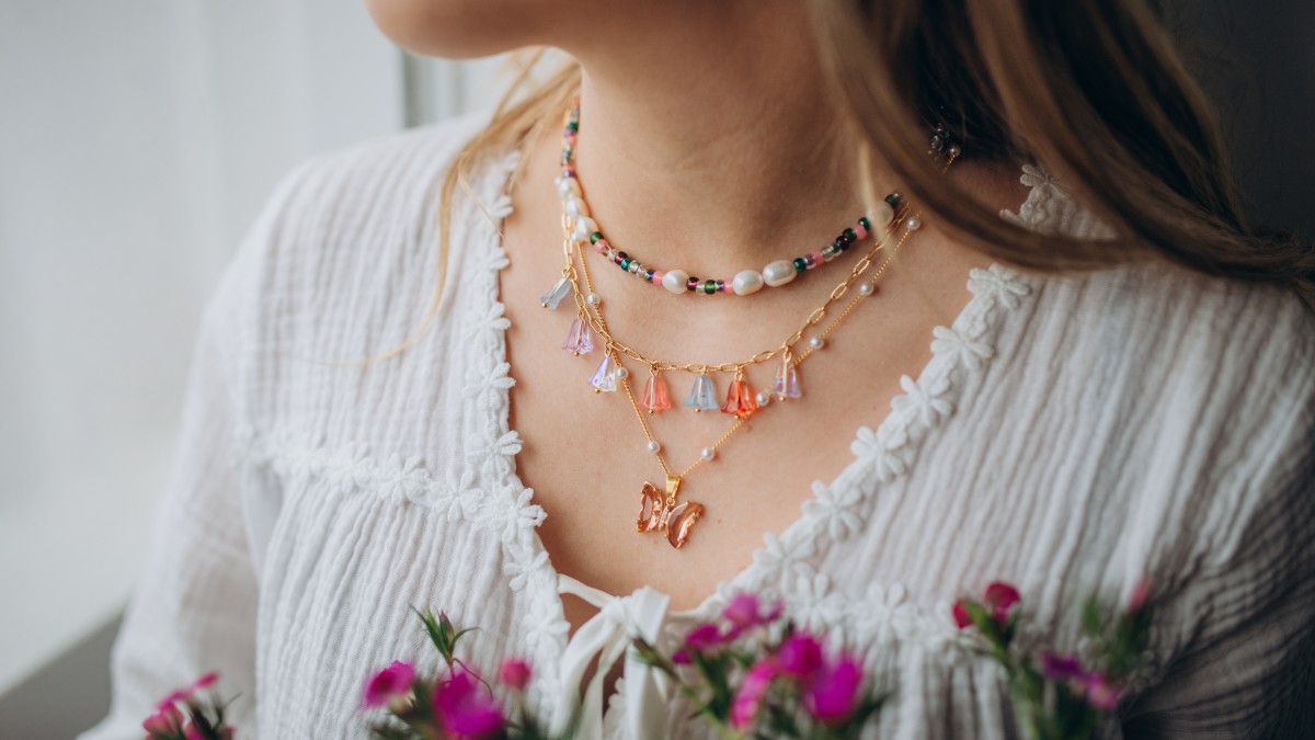 Esquema Collares rosa y verde con colgante de mariposa y cuentas de flores