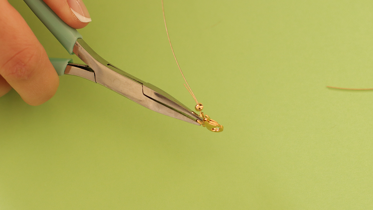 Collares rosa y verde con colgante de mariposa y cuentas de flores : Paso 3