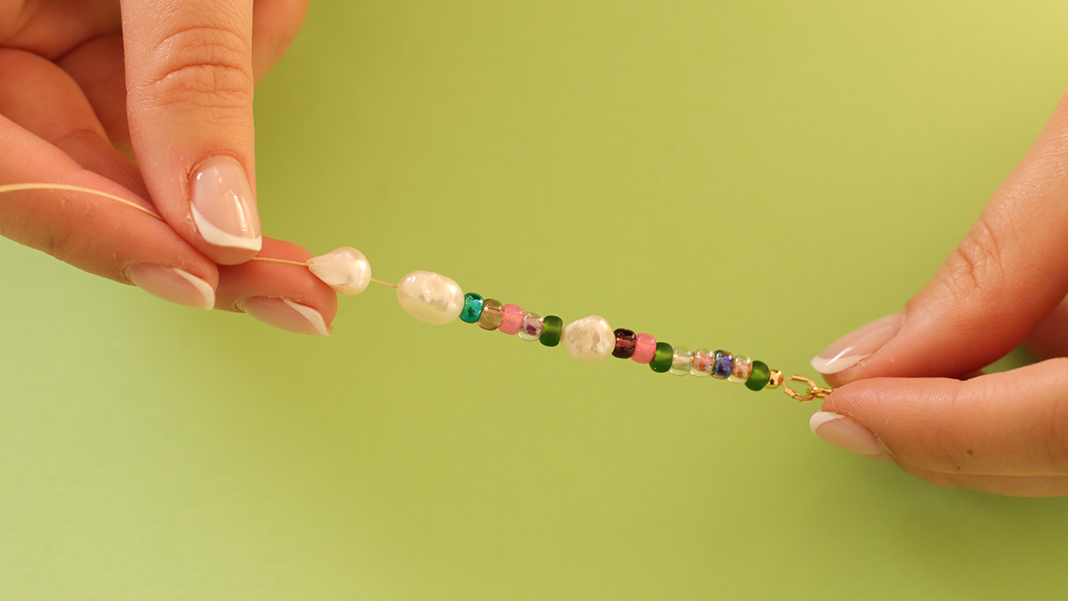 Collares rosa y verde con colgante de mariposa y cuentas de flores : Paso 4