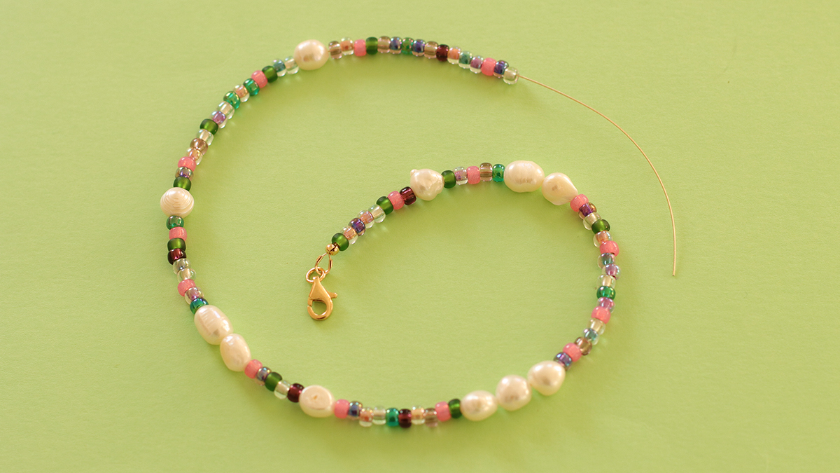 Collares rosa y verde con colgante de mariposa y cuentas de flores : Paso 5