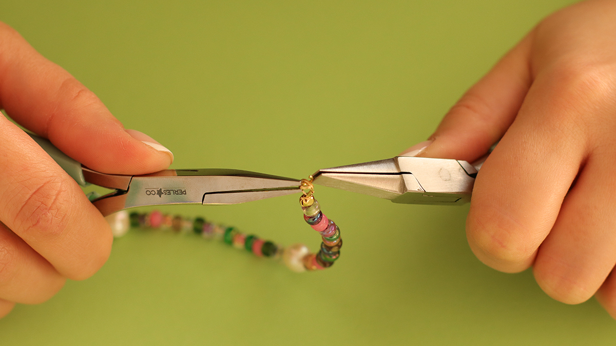 Collares rosa y verde con colgante de mariposa y cuentas de flores : Paso 7