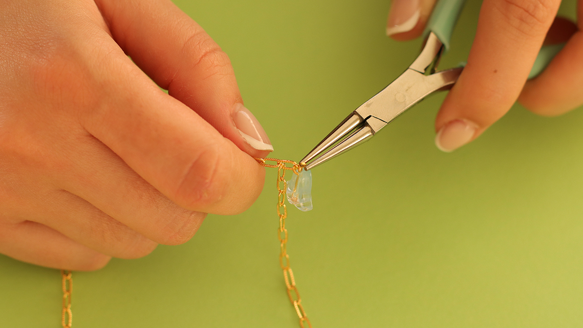 Collares rosa y verde con colgante de mariposa y cuentas de flores : Paso 10