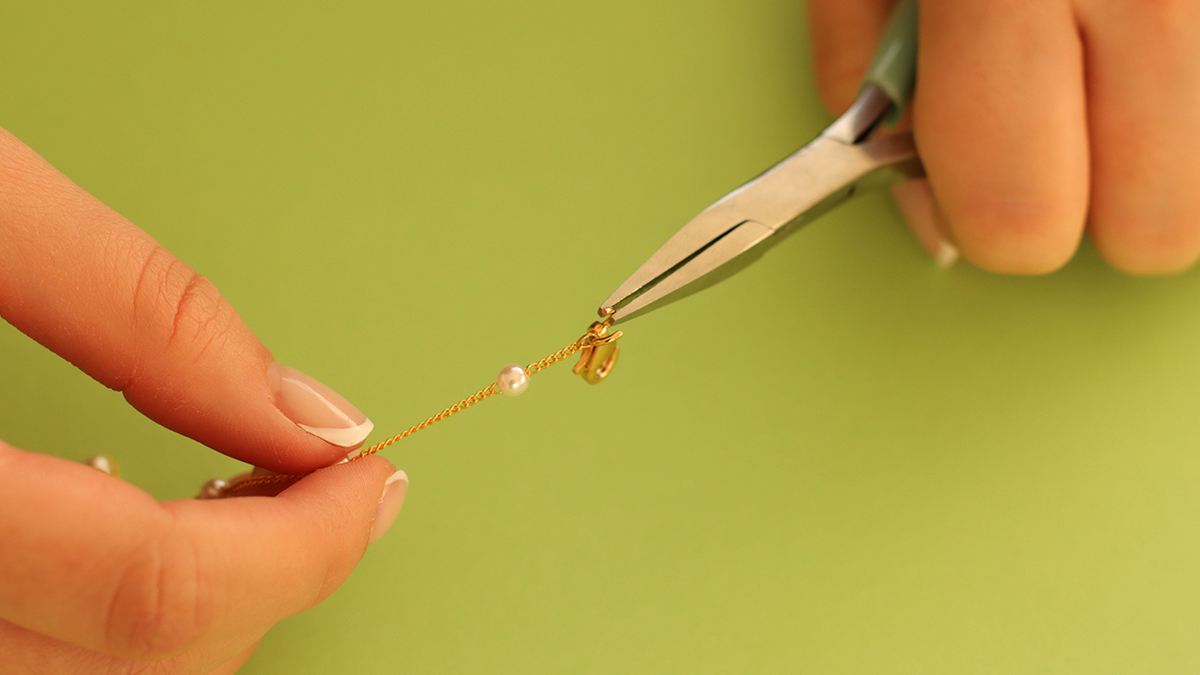 Collares rosa y verde con colgante de mariposa y cuentas de flores : Paso 14