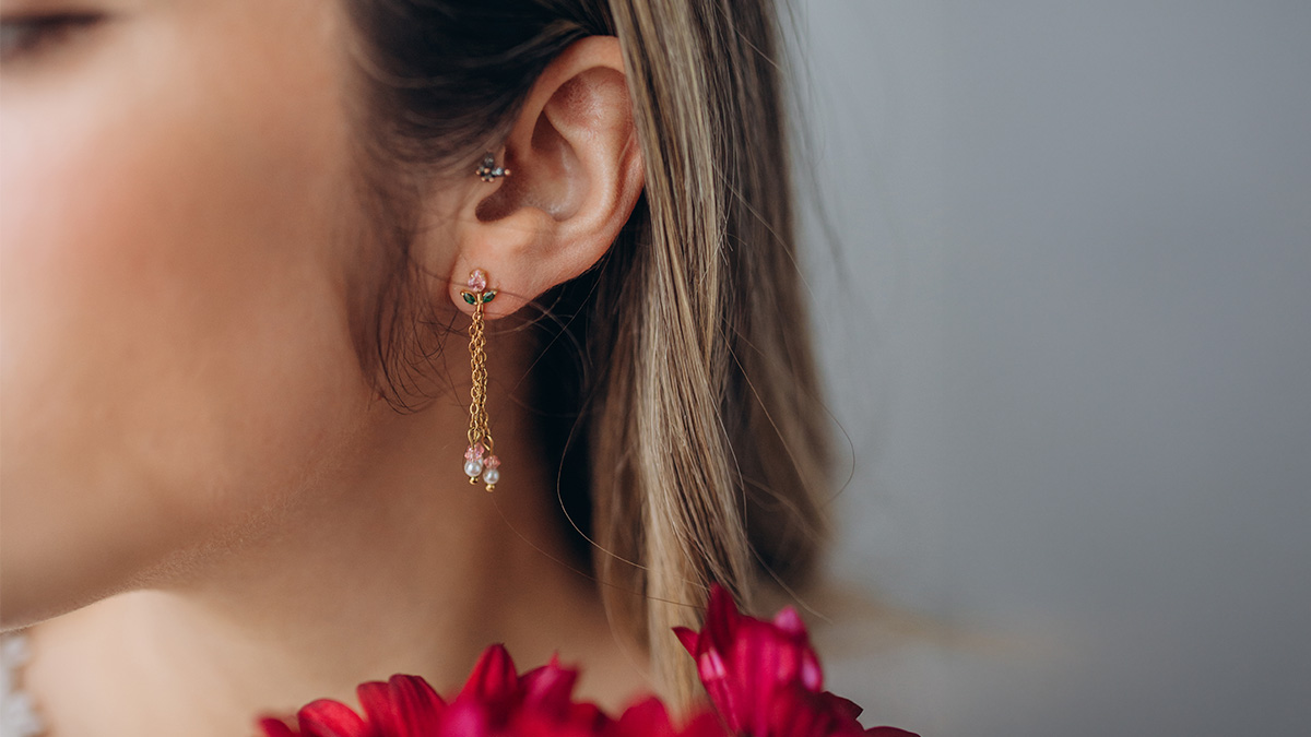 Pendientes de perlas nacaradas y flores colgantes